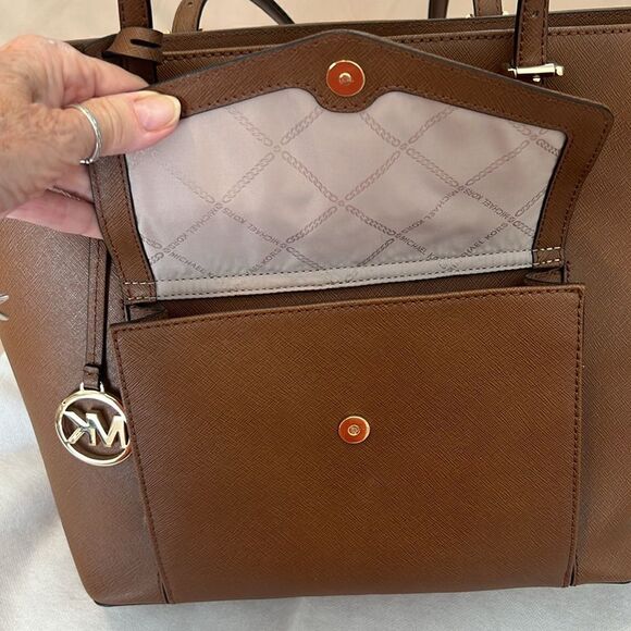 Michael Kors brown leather handbag lots of pockets roomy and adjustable handles - Picture 4 of 16